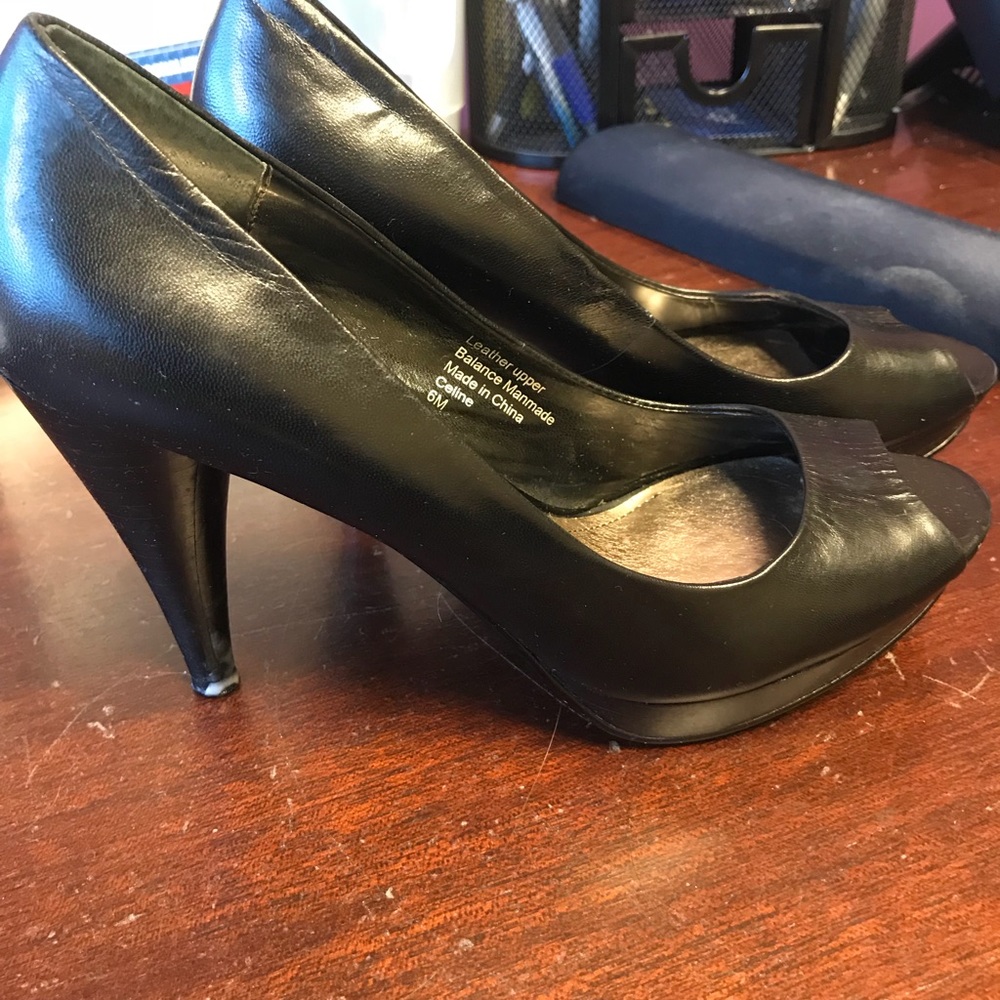 Peep toe leather pumps